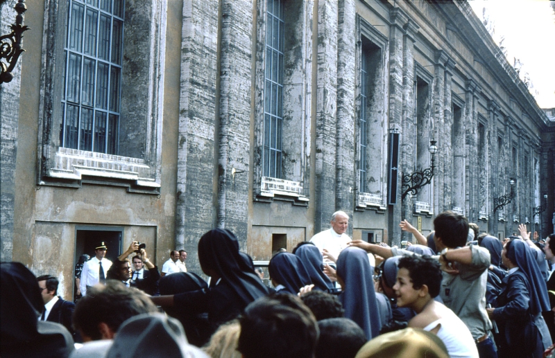 1982 Clan nuova strada - campo naz rover dei monti Ernici - 62 incontro col Papa in piazza San Pietro.jpg