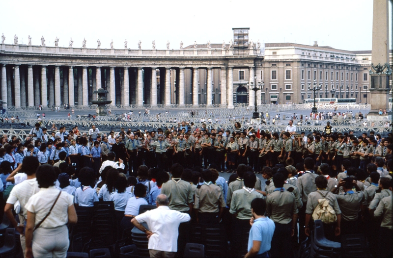 1982 Clan nuova strada - campo naz rover dei monti Ernici - 63 incontro col Papa in piazza San Pietro.jpg