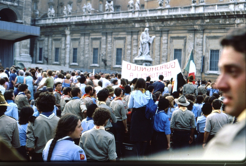 1982 Clan nuova strada - campo naz rover dei monti Ernici - 64 incontro col Papa in piazza San Pietro.jpg