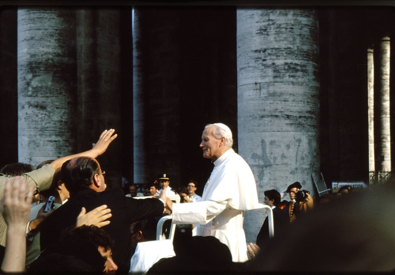 1982 Clan nuova strada - campo naz rover dei monti Ernici - 65 incontro col Papa in piazza San Pietro.jpg