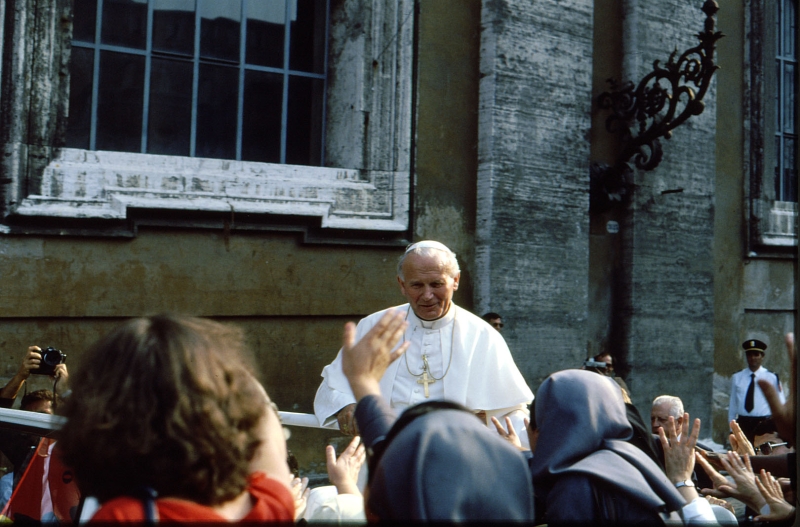 1982 Clan nuova strada - campo naz rover dei monti Ernici - 66 incontro col Papa in piazza San Pietro.jpg