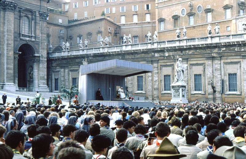 1982 Clan nuova strada - campo naz rover dei monti Ernici - 67 incontro col Papa in piazza San Pietro.jpg