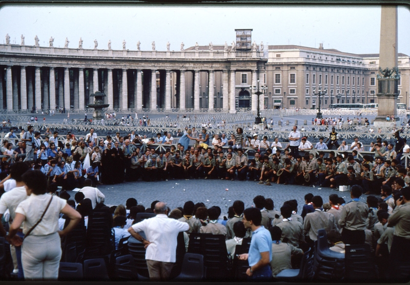 1982 Clan nuova strada - campo naz rover dei monti Ernici - 68 incontro col Papa in piazza San Pietro.jpg