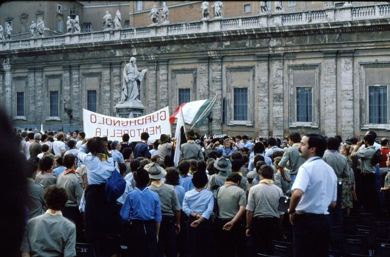 1982 Clan nuova strada - campo naz rover dei monti Ernici - 69 incontro col Papa in piazza San Pietro.jpg