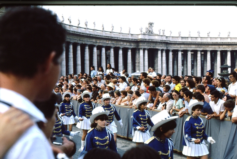1982 Clan nuova strada - campo naz rover dei monti Ernici - 70 incontro col Papa in piazza San Pietro.jpg