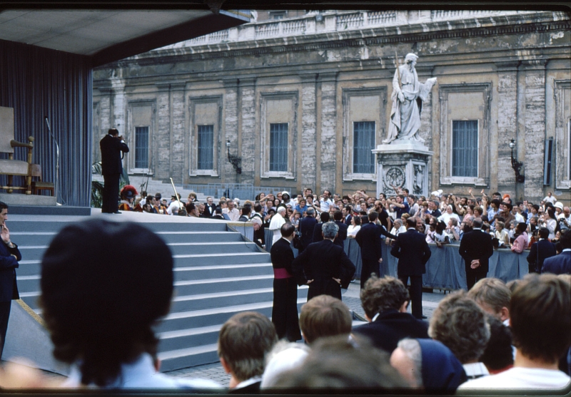 1982 Clan nuova strada - campo naz rover dei monti Ernici - 71 incontro col Papa in piazza San Pietro.jpg