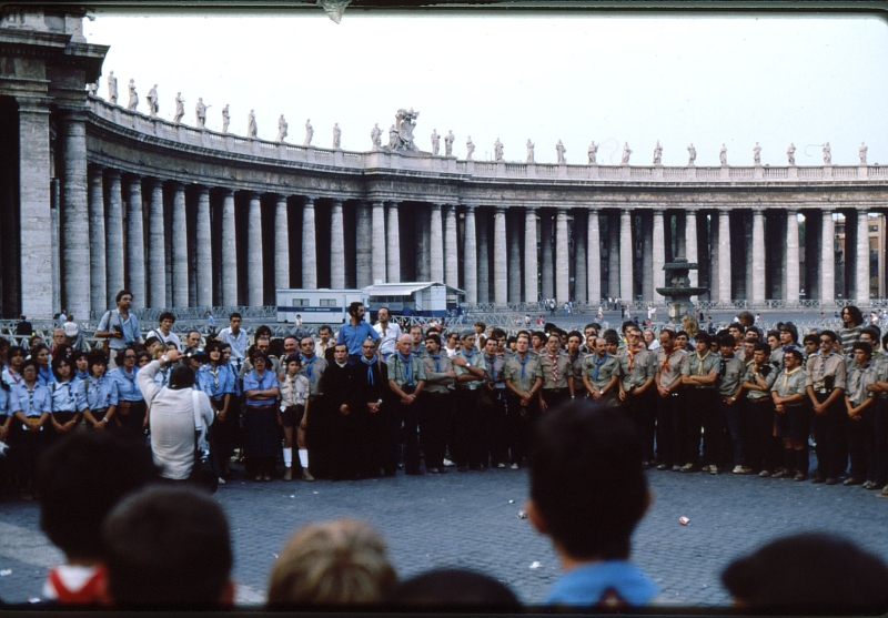 1982 Clan nuova strada - campo naz rover dei monti Ernici - 72 incontro col Papa in piazza San Pietro.jpg