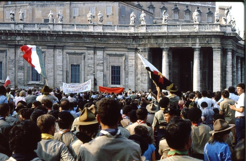 1982 Clan nuova strada - campo naz rover dei monti Ernici - 73 incontro col Papa in piazza San Pietro.jpg