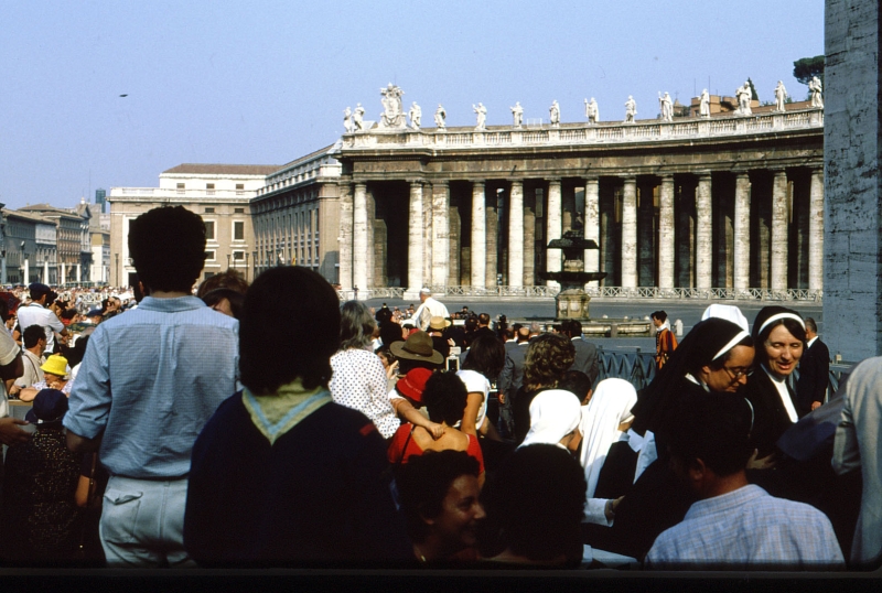 1982 Clan nuova strada - campo naz rover dei monti Ernici - 74 incontro col Papa in piazza San Pietro.jpg