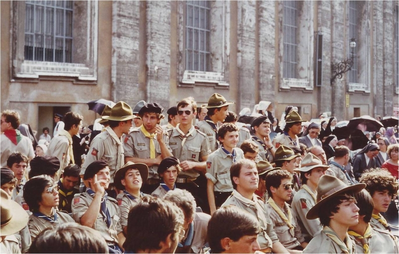 1982 Clan nuova strada - campo naz rover dei monti Ernici - 75 incontro col Papa in piazza San Pietro.jpg