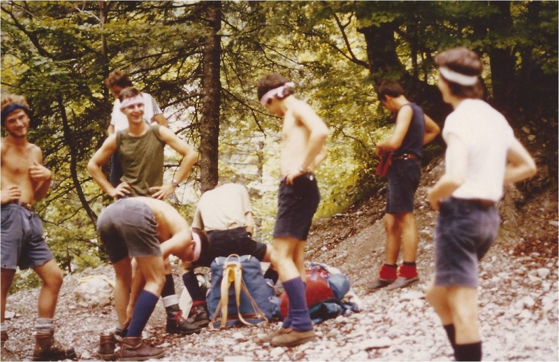 1983 Clan nuova strada sPioX-TV2°- campo mobile Dolomiti Brenta 2.jpg