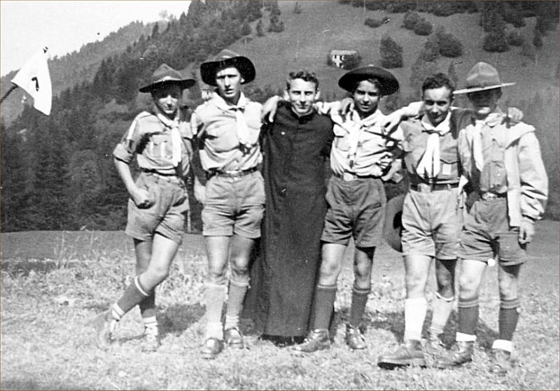 1956-lug-rip-smdrovere-pian-d'avena-campo-di-sq-castoro_6_in posa con Chil e don Armando.jpg