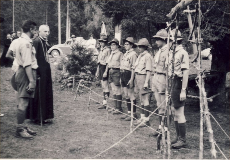 1964 Lorenzago- campo valle solitaria-visita del vescovo ai gheppi.jpg