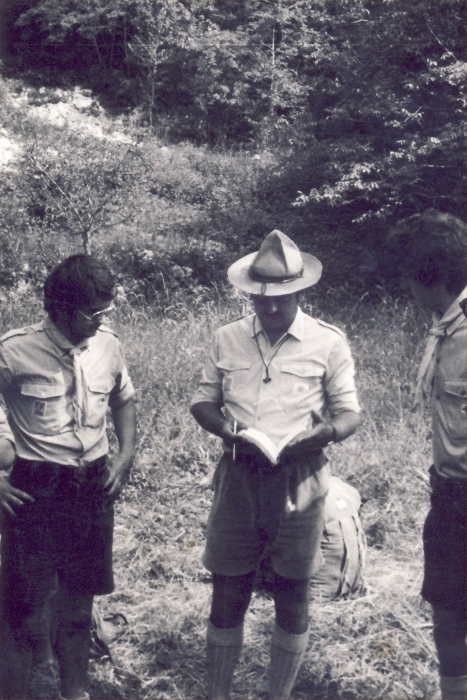 1976 clan nuova strada - sPioX - Vito d'asio - campo di servizio - cerimonia partenza alcuni rover.jpg