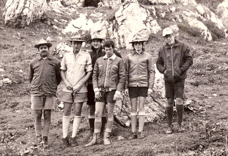 1976 clan nuova strada - sPioX -campo mobile giro Civetta - sotto rif tissi.jpg