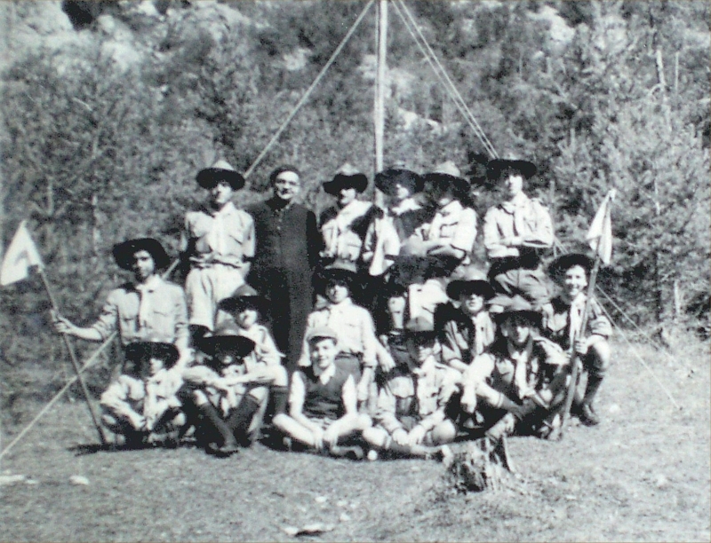 1957-rip-smdrovere-campo-arco-teso_taibon-7-riparto-con-don-ugo.jpg