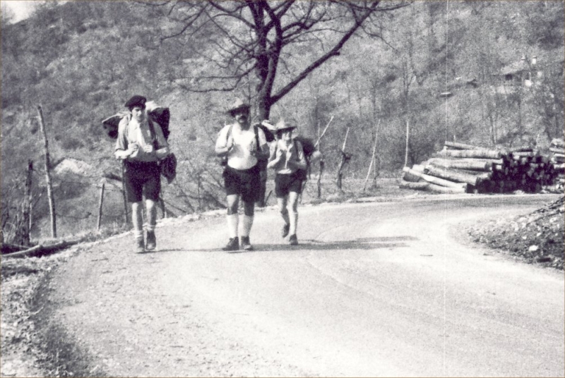 1975 clan nuova strada sPioX - uscita sui colli - in marcia_3.jpg