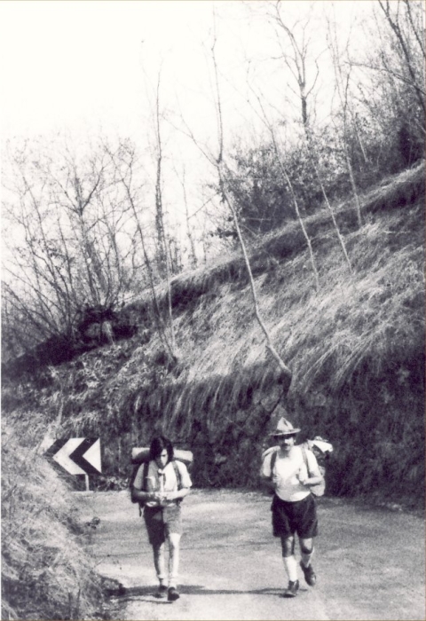 1975 clan nuova strada sPioX - uscita sui colli - in marcia_4.jpg